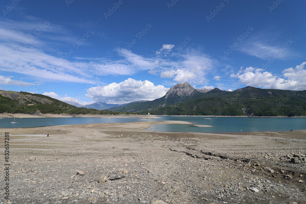 Lac de Serre-Ponçon, lac artificiel, entouré des montagnes des Alpes, département des Hautes Alpes, France Lac de Serre-Ponçon, lac artificiel, entouré des montagnes des Alpes, département des Hautes Alpes, France