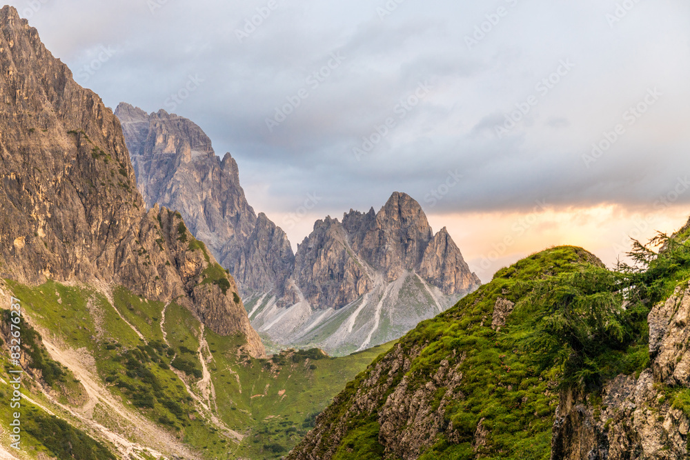 Obraz premium Dolomites beautiful mountain landscape on a sunny day. Hiking in the Alps in Italy, South Tirol mountain range of Alpi Dolomiti di Sesto near Cortina di Amprezzo and Tre Cime di Lavaredo alpine scene