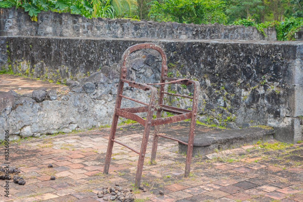 Ruines de la maison coloniale de santé à Saint-Pierre en Martinique, après l'éruption du volcan de la montagne Pelé en 1902. Ruines de la maison coloniale de santé à Saint-Pierre en Martinique, après l'éruption du volcan de la montagne Pelé en 1902.