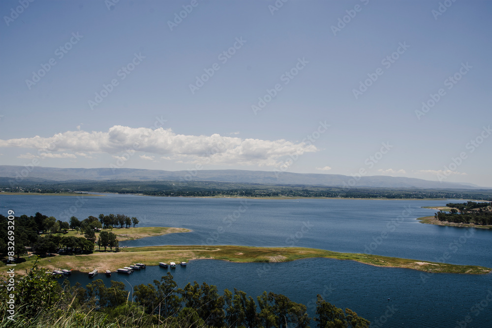 Paisaje de lago azul con montaña arboles y vegetacion Paisaje de lago azul con montaña arboles y vegetacion