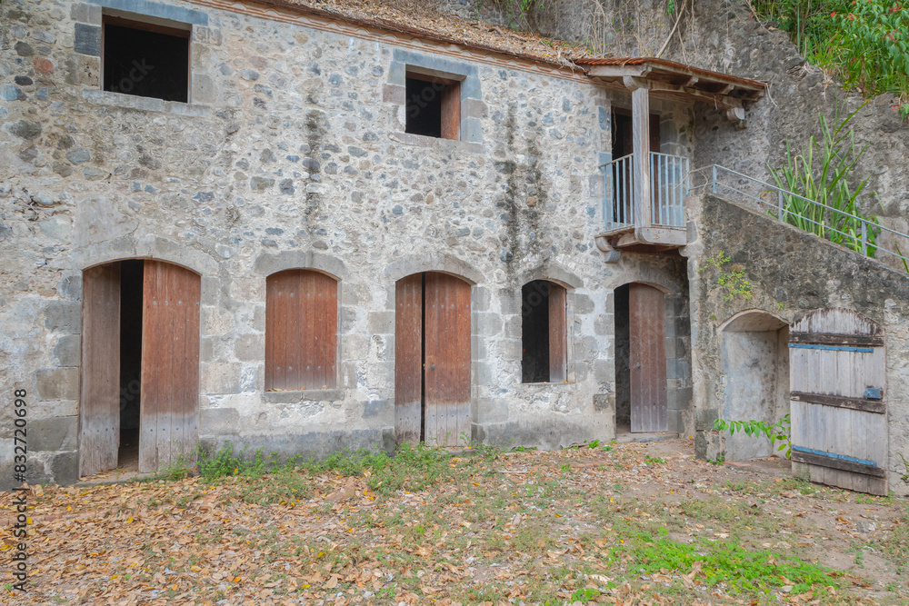 Ruines des bureaux du génie des ponts et chaussées à Saint-Pierre en Martinique, après l'éruption du volcan de la montagne Pelé en 1902.
