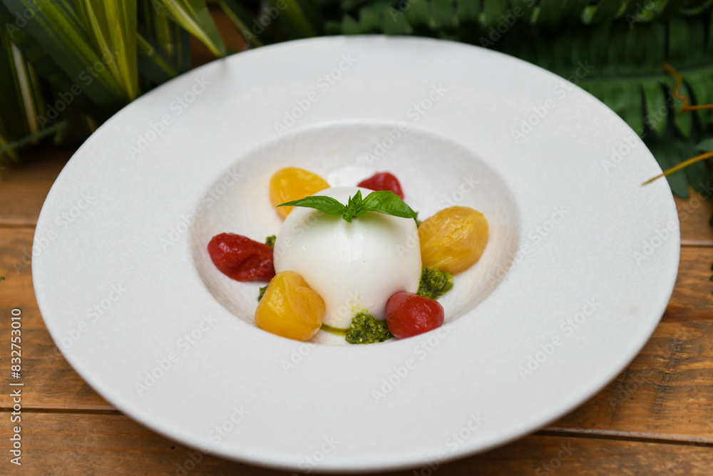 Ensalada caprese con burrata mozarella, tomates cherry y salsa pesto
Ensalada caprese con burrata mozarella, tomates cherry y salsa pesto