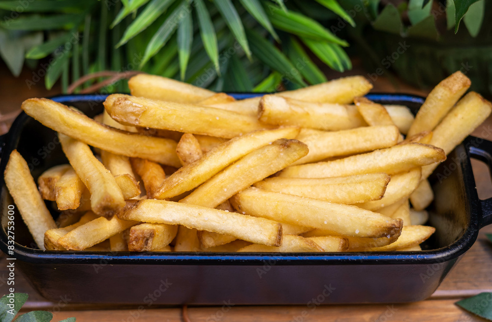 Racion de patatas o boniatos fritos para acompañar un menu Racion de patatas o boniatos fritos para acompañar un menu