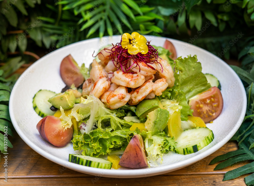 Ensalada gourmet de camarones y diferentes brotes verdes
Ensalada gourmet de camarones y diferentes brotes verdes