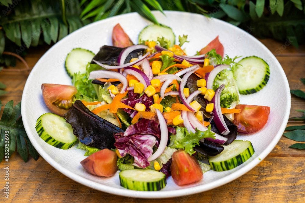 Ensalada muy veraniga con pepinos, cebollas, tomates y brotes verdes Ensalada muy veraniga con pepinos, cebollas, tomates y brotes verdes