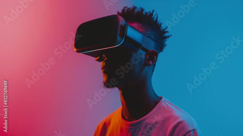 
Um homem negro imerso em uma experiência de realidade virtual com um fone de ouvido