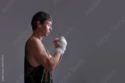 o lutador, homem com aptidão fisica treino de luta e artes marciais  photo