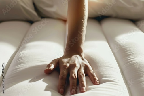 Detalle de mano tocando un colchón viscoelástico, comodidad absoluta photo