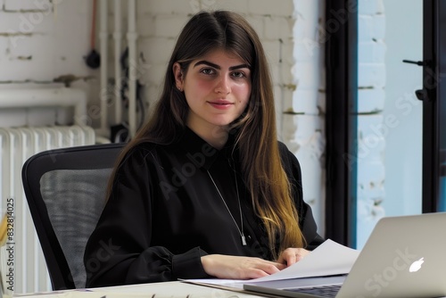 Trabajadora empresaria joven y creativa trabajando en su oficina con el ordenador