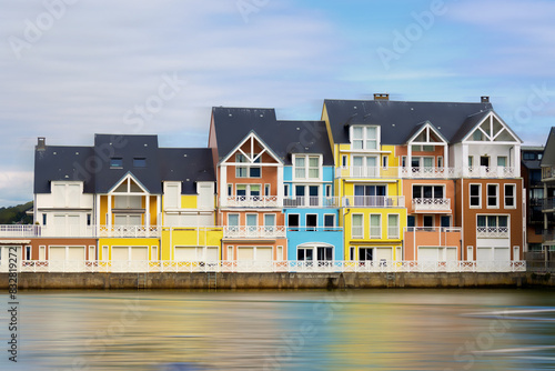 maison colorées près du port photo