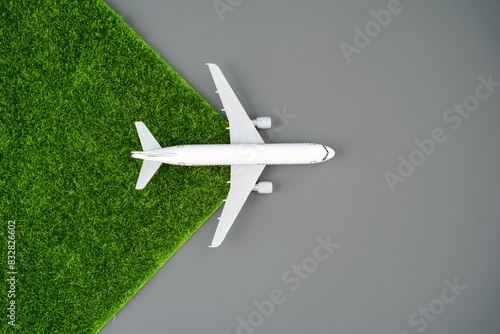 Fotografie A airliner plane spreads green grass