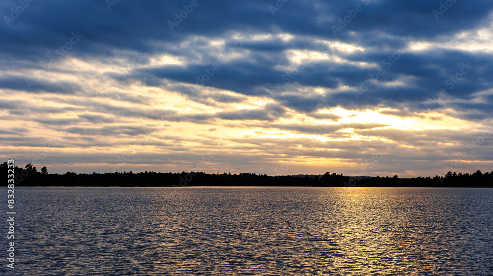 Naklejka premium There is a vast expanse of water under a cloudy sky