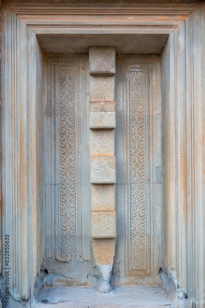 Obraz premium Exterior architecture of historic Angkor Wat temple details.