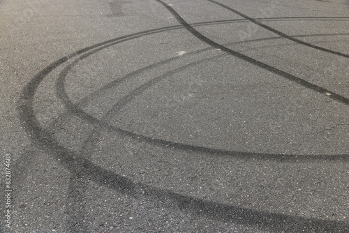 Canvas-taulu tire tracks during dangerous driving on the road