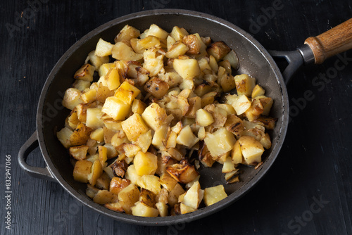 Obraz na płótnie rustic pan fried potatoes w salonie