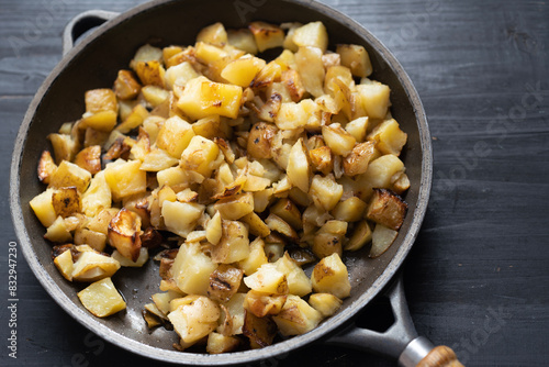 Obraz na płótnie rustic pan fried potatoes w salonie