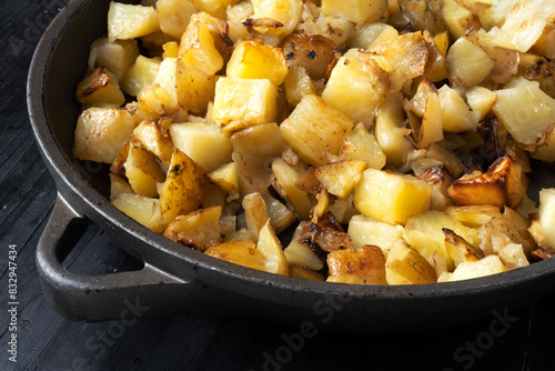 Obraz na płótnie rustic pan fried potatoes w salonie