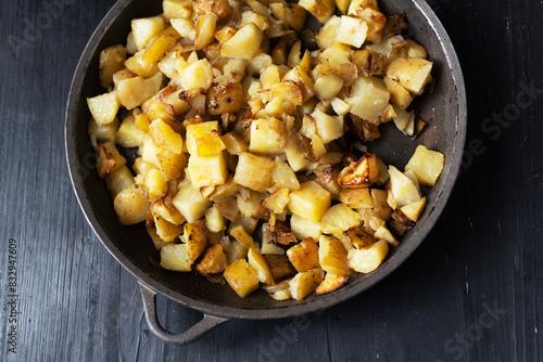 Obraz na płótnie rustic pan fried potatoes w salonie