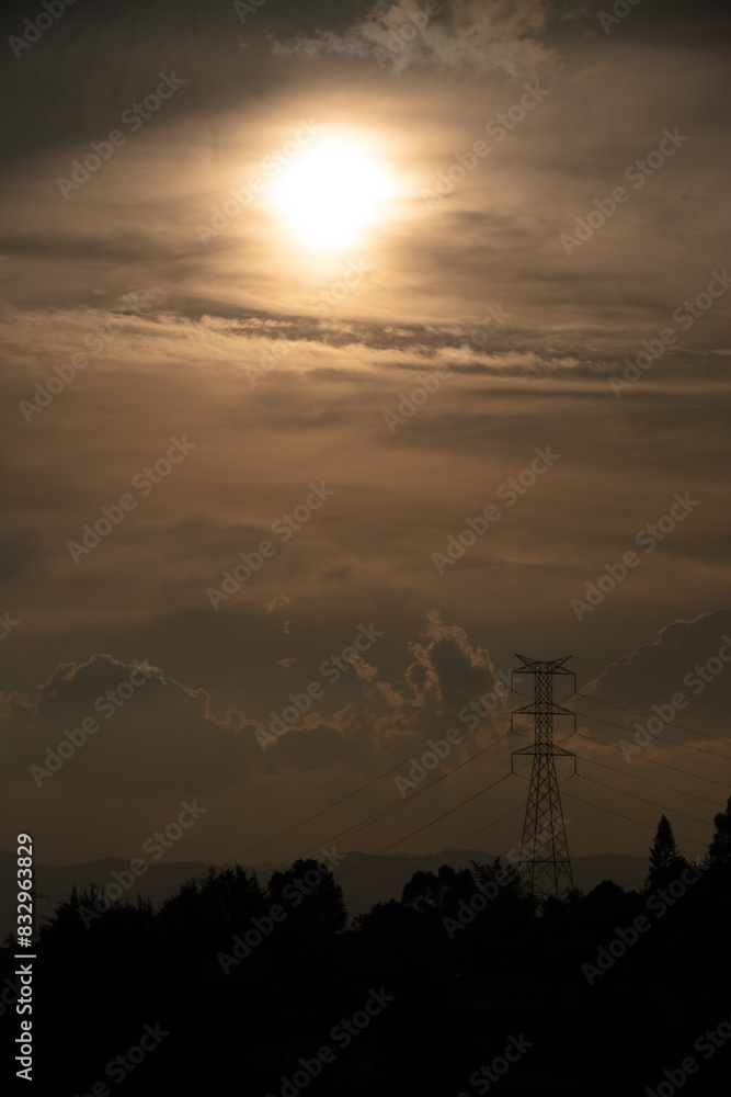 Fototapeta premium ATARDECER EN LA MONTAÑA