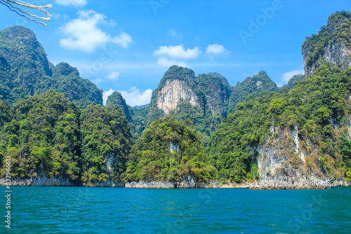 Φωτογραφία Landscape of the limestone mountains at Cheow Lan lake, Thailand