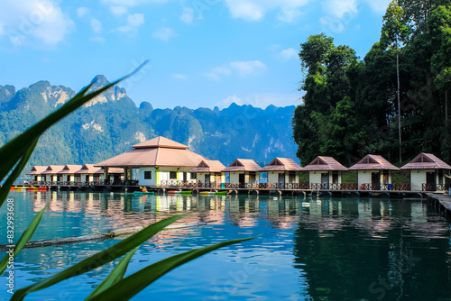 Quadro su tela Floating Bungalows with long tail boats at Khao Sok National Park, Thailand