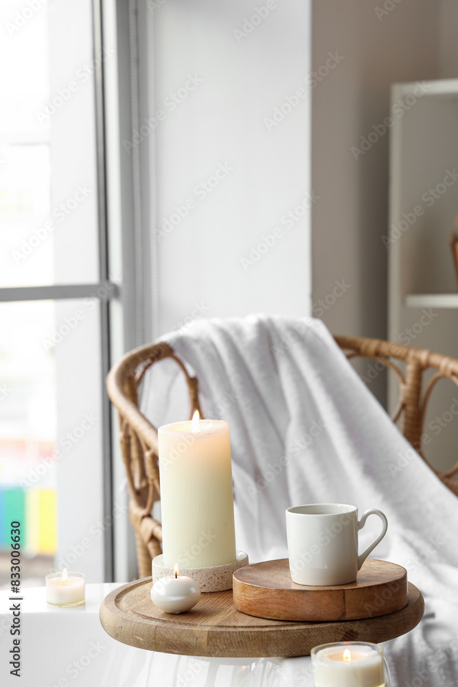 Obraz premium Burning candles with coffee cup on bathtub in room, closeup