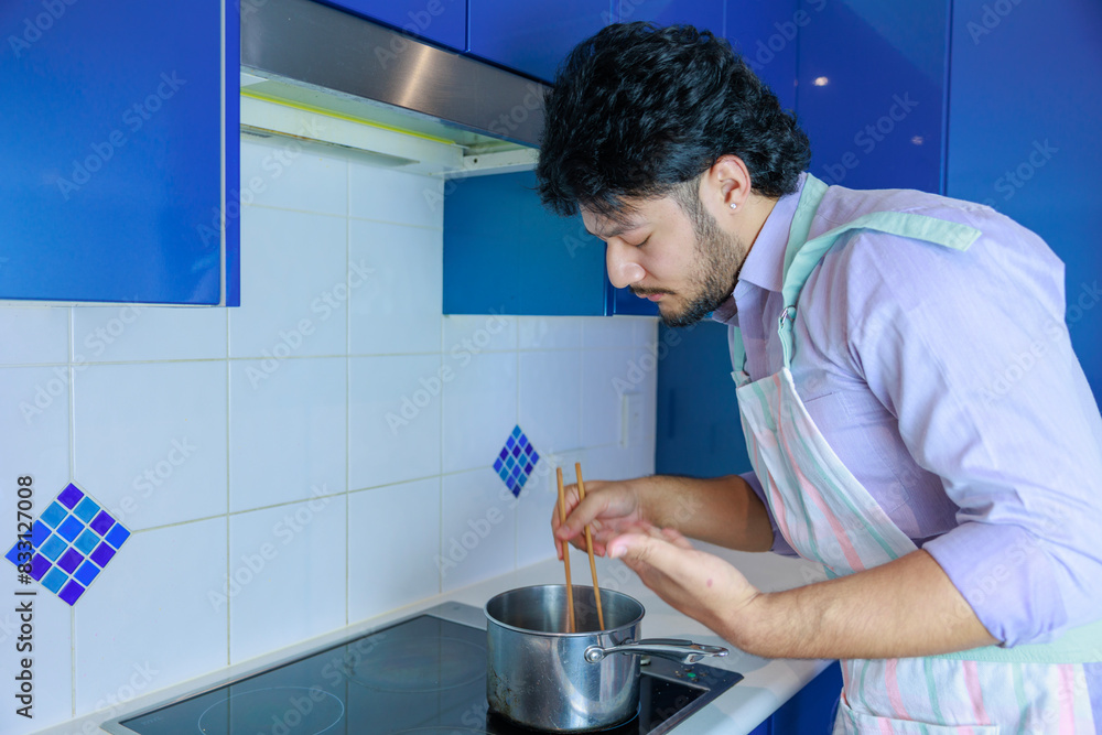 キッチンで料理をする男性 キッチンで料理をする男性