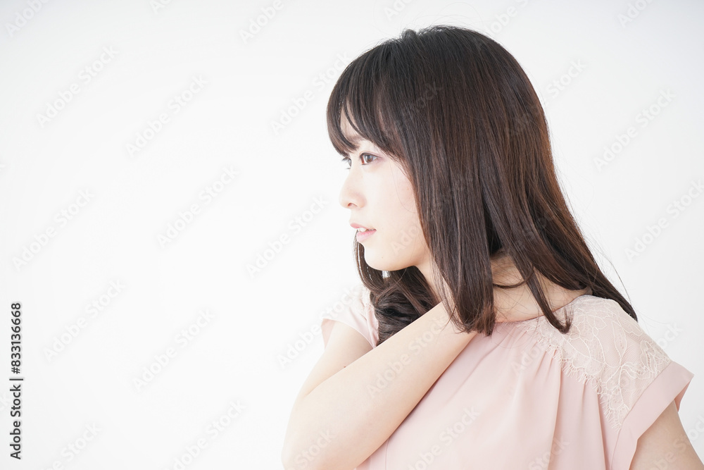 肩こりを感じる若い女性 肩こりを感じる若い女性
