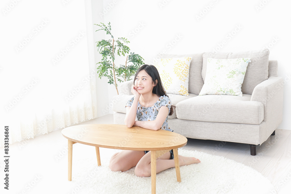 部屋でリラックスする女性