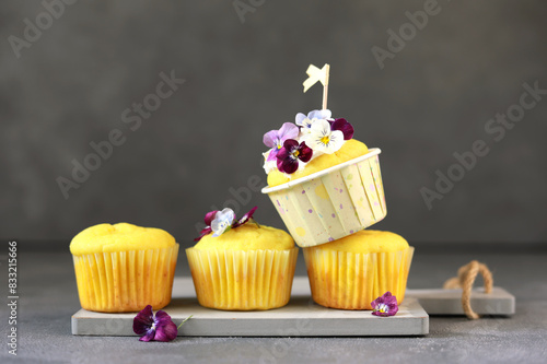 sommerliche Zitronen-Joghurt Muffins mit Blütendekor