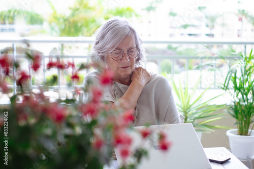 Fotografía Stressed gray haired senior woman suffering from severe shoulder pain after stud