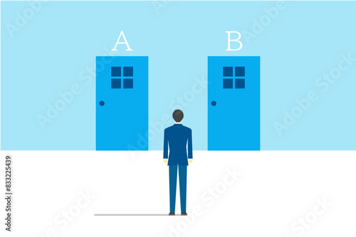 2つの扉の前に立つビジネスマン
