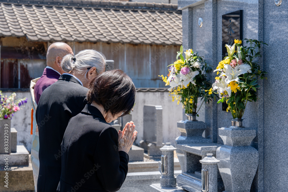 永代供養墓の前でお祈り 永代供養墓の前でお祈り