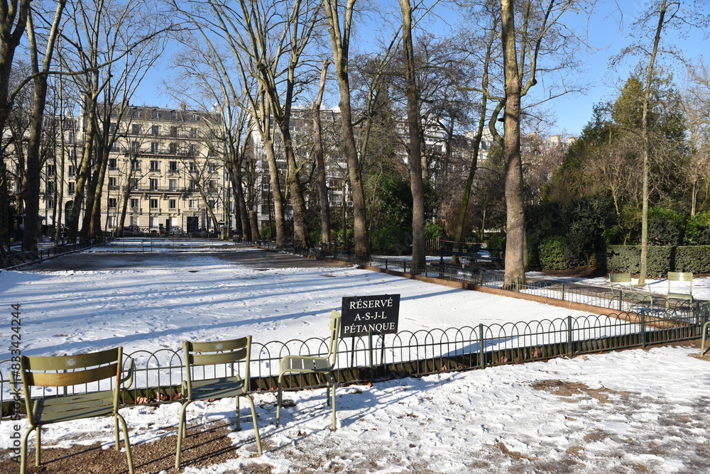 Espace pétanque enneigé au jardin du Luxembourg à Paris. France Espace pétanque enneigé au jardin du Luxembourg à Paris. France