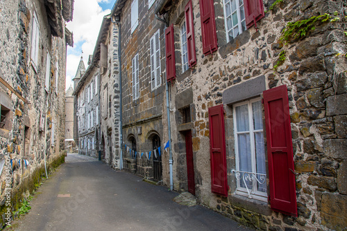 Vieille rue pittoresque de Salers  France. Salers est un village m  di  val touristique situ   dans d  partement fran  ais du Cantal  en r  gion Auvergne-Rh  ne-Alpes