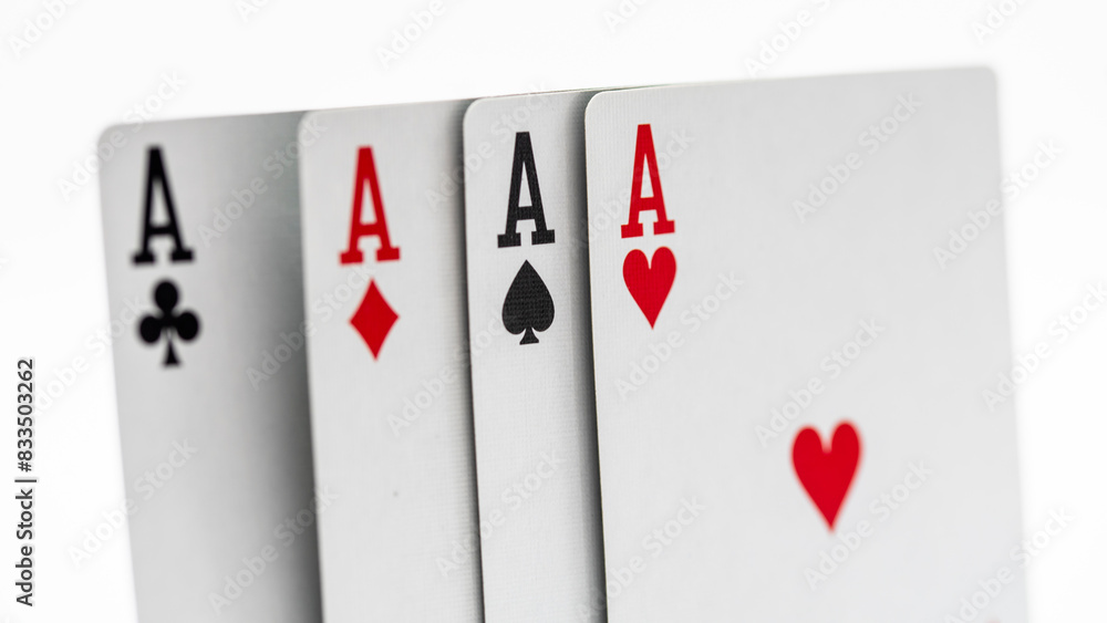 Obraz premium Cartas de una baraja formando un póker de ases, aislado en blanco
