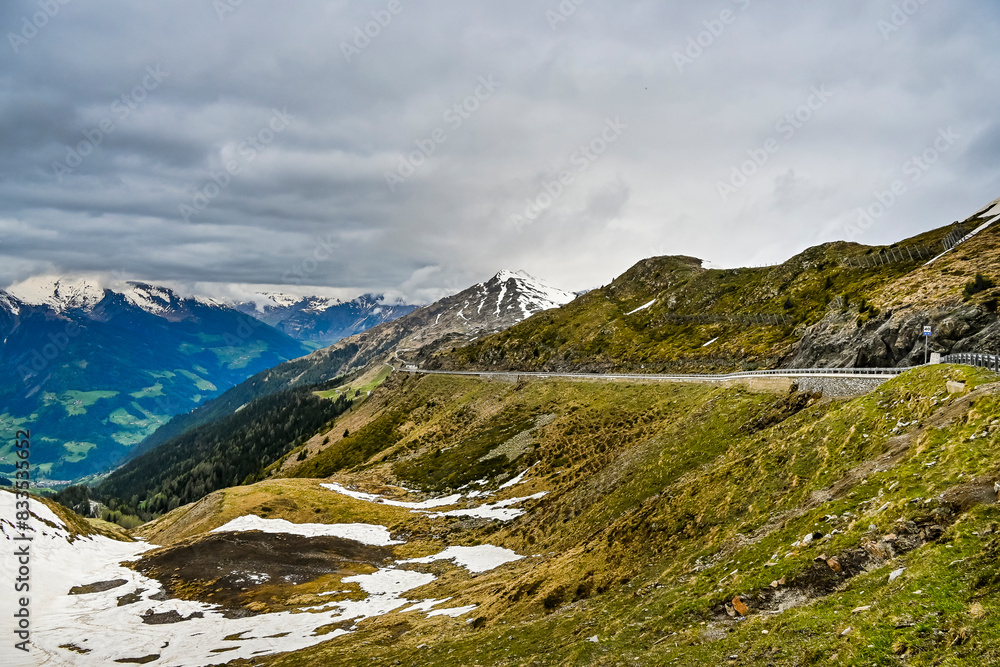 Obraz premium Jaufenpass, Passstrasse, Bergstrasse, Alpenpass, Aussicht, Berge, Jaufenspitze, St. Leonhard, Eisacktal, Naturpark, Wanderweg, Frühling, Südtirol, Italien