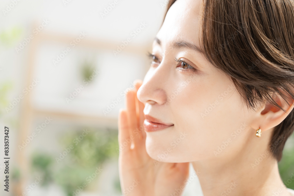 スキンケアをする女性 スキンケアをする女性