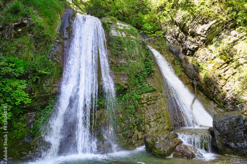 Naklejka premium Wasserfall am Uferhang des Lago d'Iseo in Oberitalien, Norditalien