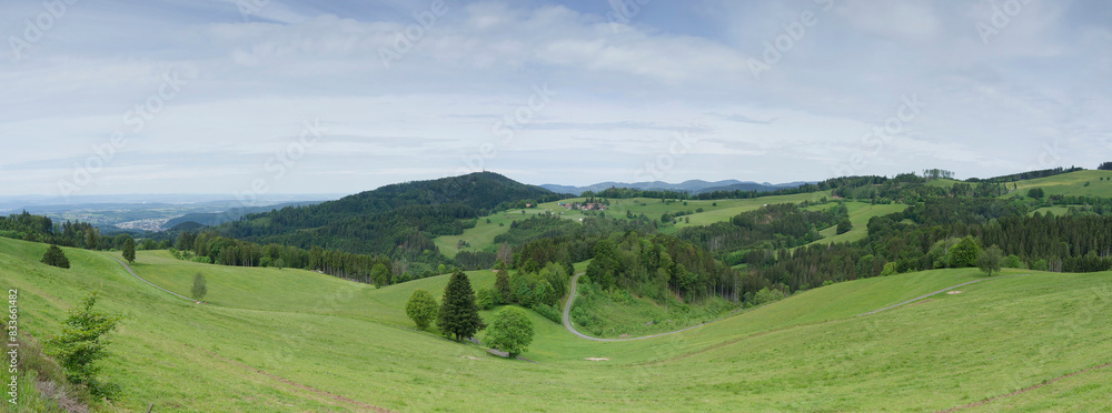 Obraz premium Die Hügel und das Plateau oberhalb von Gersbach. Blick auf Schopfheim, den Schweizer Jura, Höhe Mohr, Schlechtbar, Zeller Blauen und Hoch Blauen am Horizont