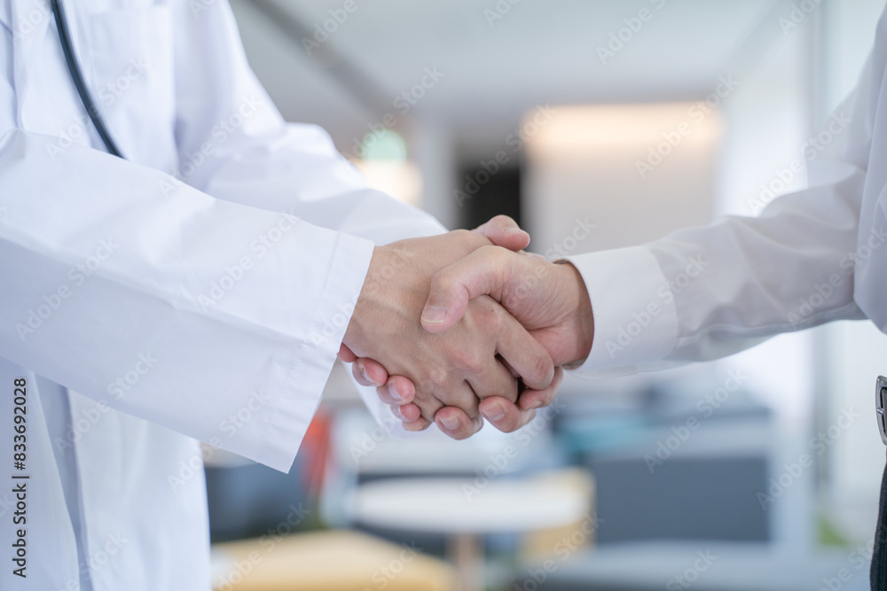 握手する男性医師と患者の手元 握手する男性医師と患者の手元