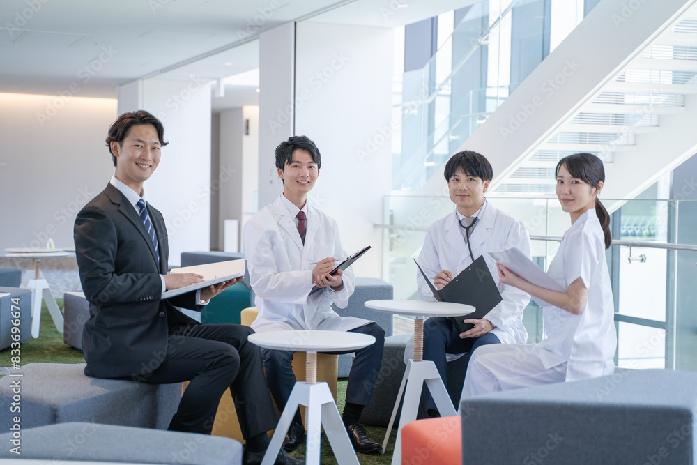 病院でミーティングする医師と看護師とビジネスマン