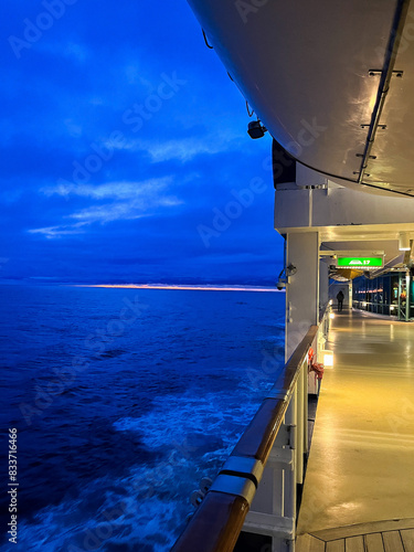Konstfotografi ultimo rayo de luz en un atardecer en un crucero