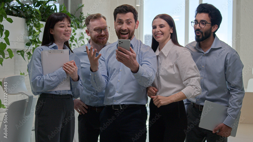 Αυτοκόλλητο Group business people businesswomen businessmen celebrate success victory mobile