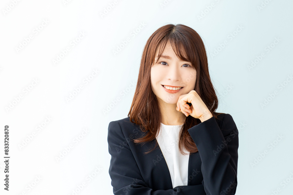 肘をつく笑顔のビジネスウーマン 肘をつく笑顔のビジネスウーマン