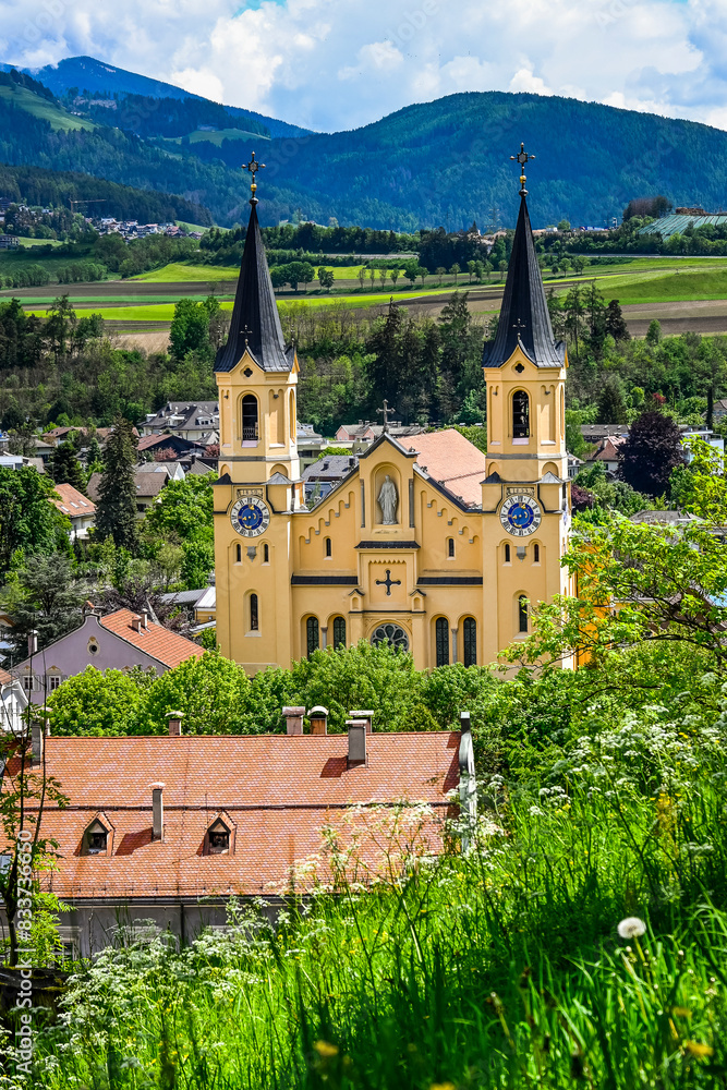 Fototapeta premium Bruneck, Brunico, Pfarrkirche, Kirche, Oberstadt, Altstadt, Schloss, Schlossweg, Pfarrplatz, Aussicht, Pustertal, Raingasse, Dolomitenregion, Dolomiten, Kronplatz, Frühling, Sommer, Südtirol, Italien