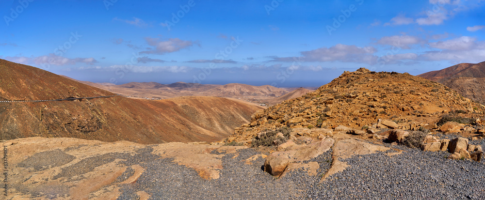 Fototapeta premium Panorama der Vulkanlandschaft auf der spanischen Kanaren Insel Fuerteventura 