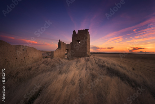 Photos mud walls of a demolished house with fabulous sunset views of the fields of Pale