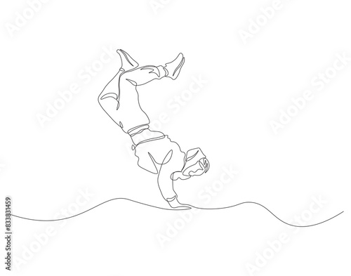 Continuous one line drawing of dancer breakdance move. One line drawing illustration dancer freestyle. Modern street dance concept continuous line art. Editable outline.
