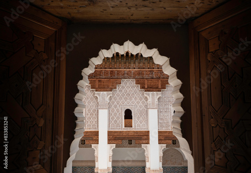 Foto Intricate archway window view of Ben Youssef Madrasa in Marrakesh, Morocco historical ornate, traditional design, Islamic Architecture and Cultural Heritage